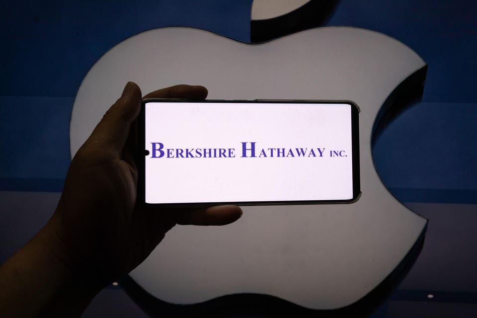 Buffett Cost Berkshire Hathaway Shareholders Billions On Apple